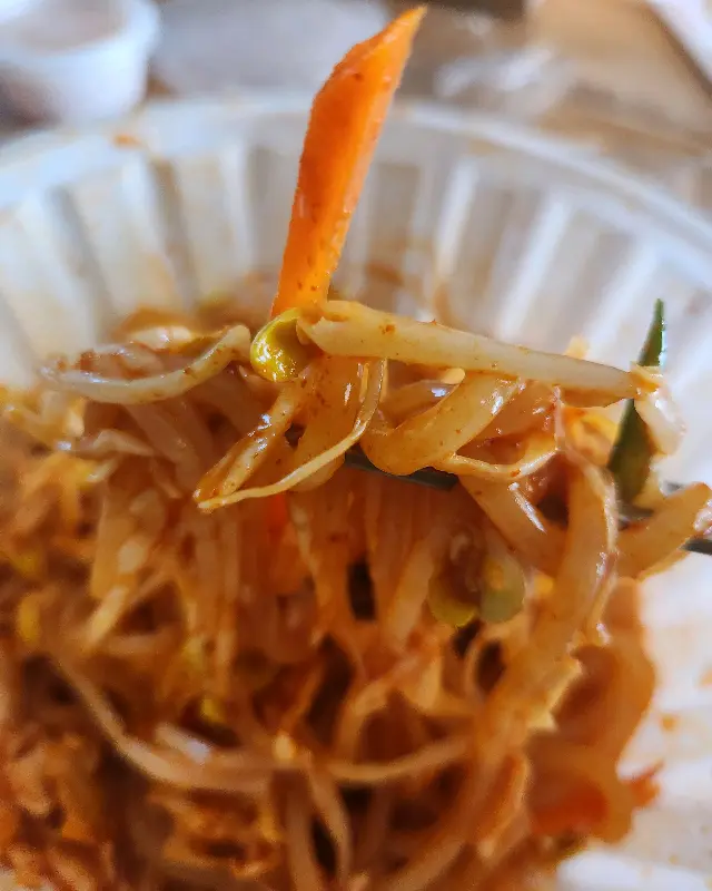 젓가락에 듬뿍 감긴 쫄면