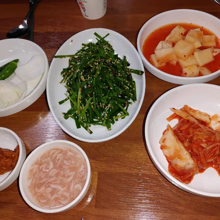 다양한 종류의 반찬들