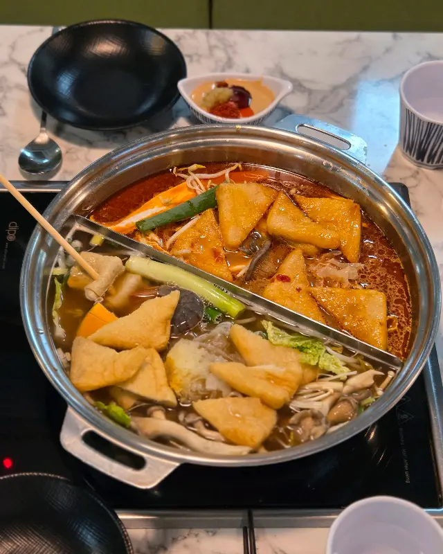 마라탕 재료가 가득 담긴 냄비