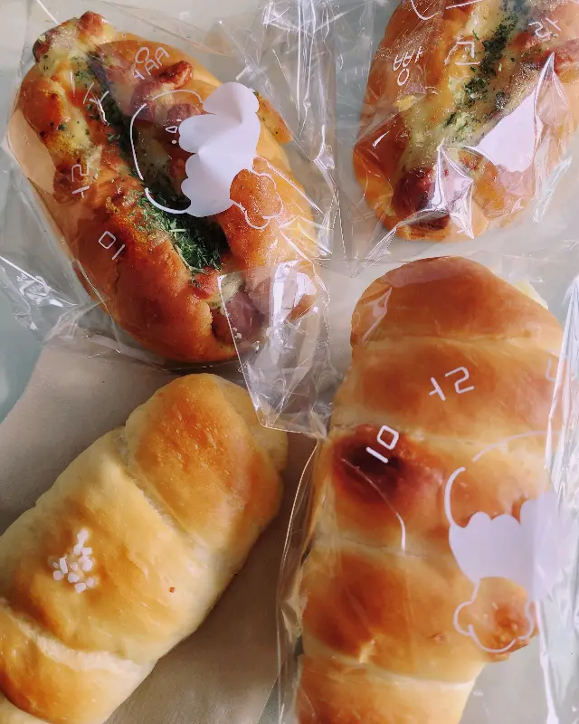소세지빵, 소금빵 등 포장된 빵들
