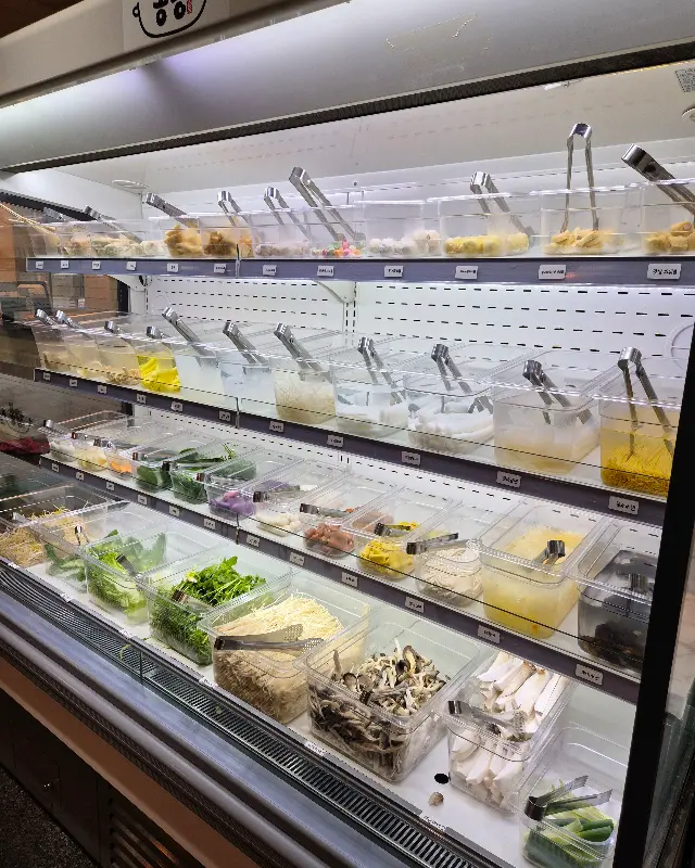 신선한 재료가 가득한 샐러드바