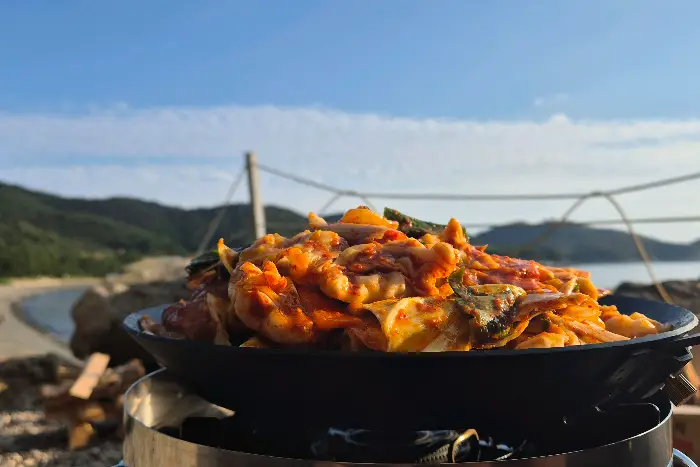 바닷가 배경의 닭갈비