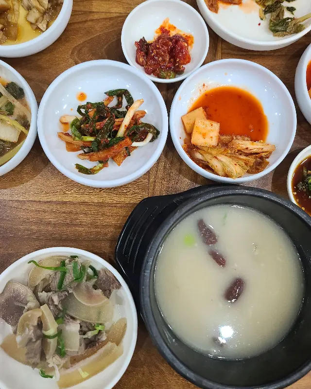 정갈하게 담긴 반찬들