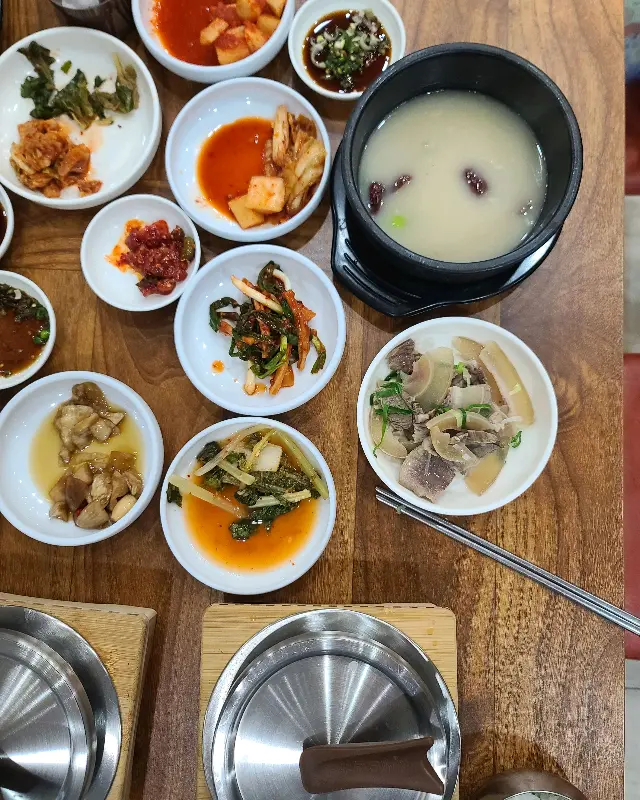 다채로운 반찬들이 풍성함을 더하는 한 상