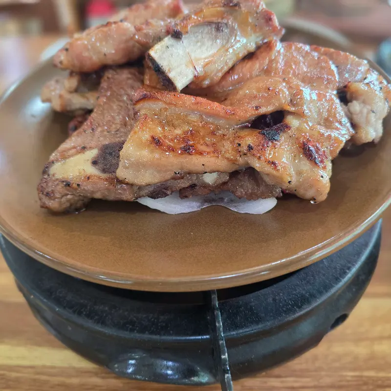 윤기가 좔좔 흐르는 돼지갈비
