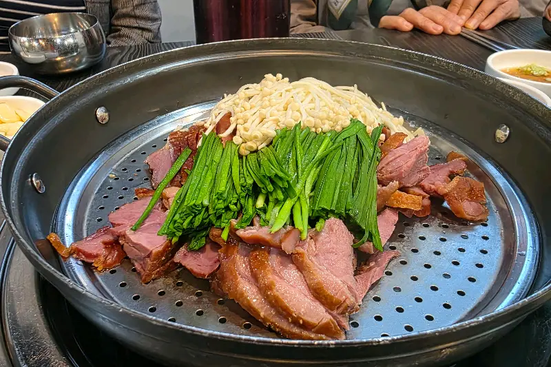 오리훈제와 함께 곁들여 먹는 버섯과 부추