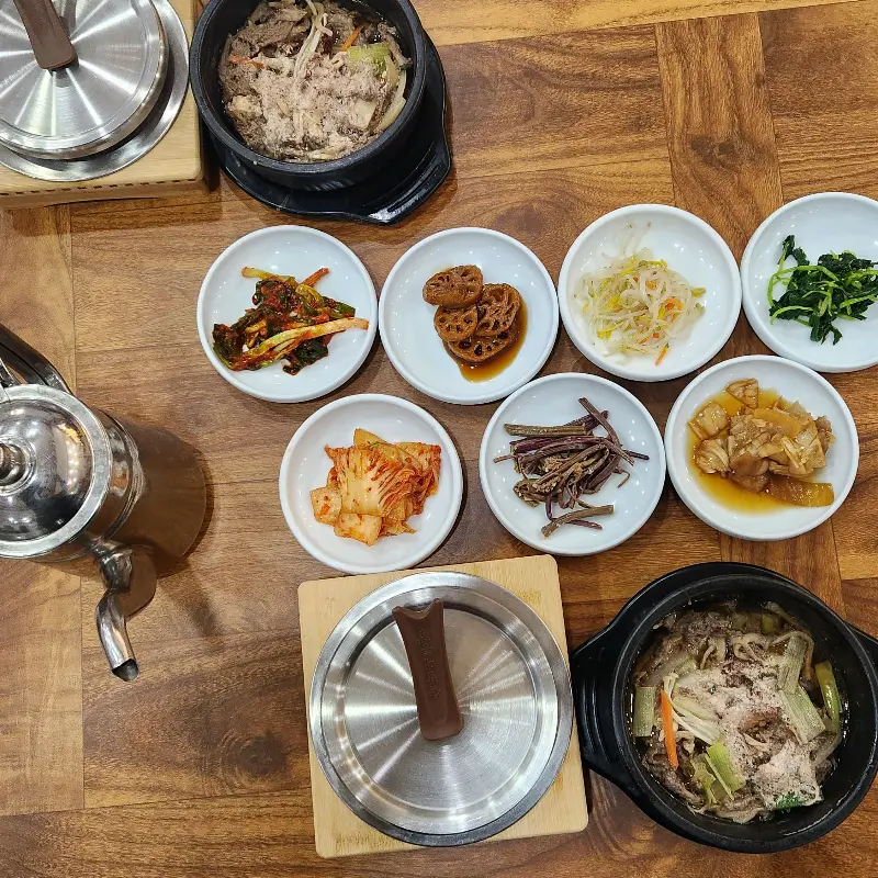 정갈하게 담겨 나온 한 상 차림