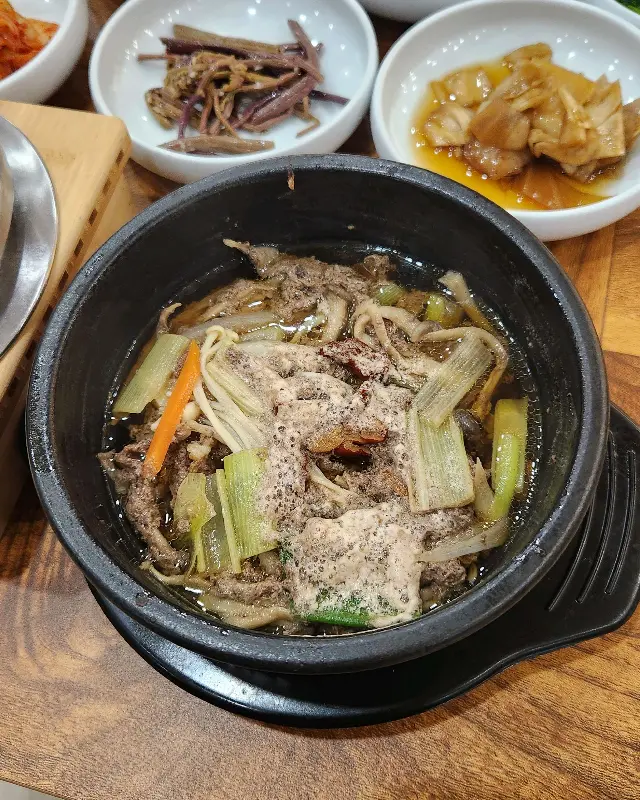 뚝배기에 담겨 따뜻함을 유지한 불고기