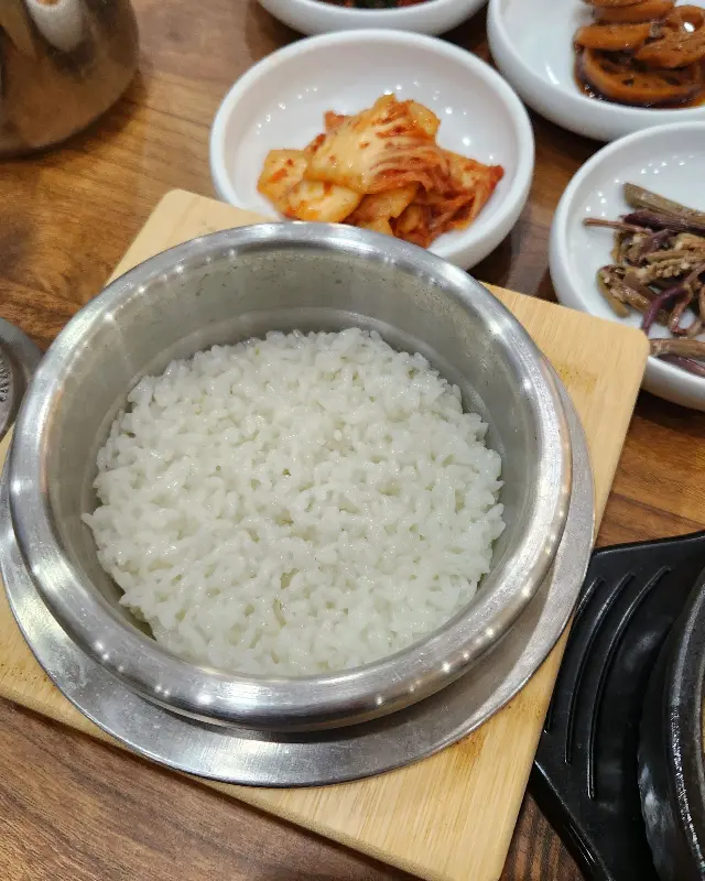 갓 지어 윤기가 흐르는 솥밥