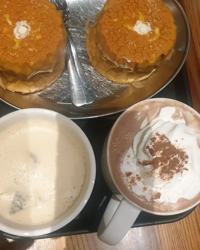 달콤한 디저트와 커피의 환상적인 조합