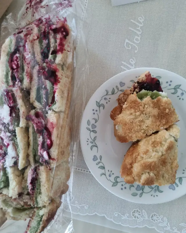 포장된 샌드위치와 스콘