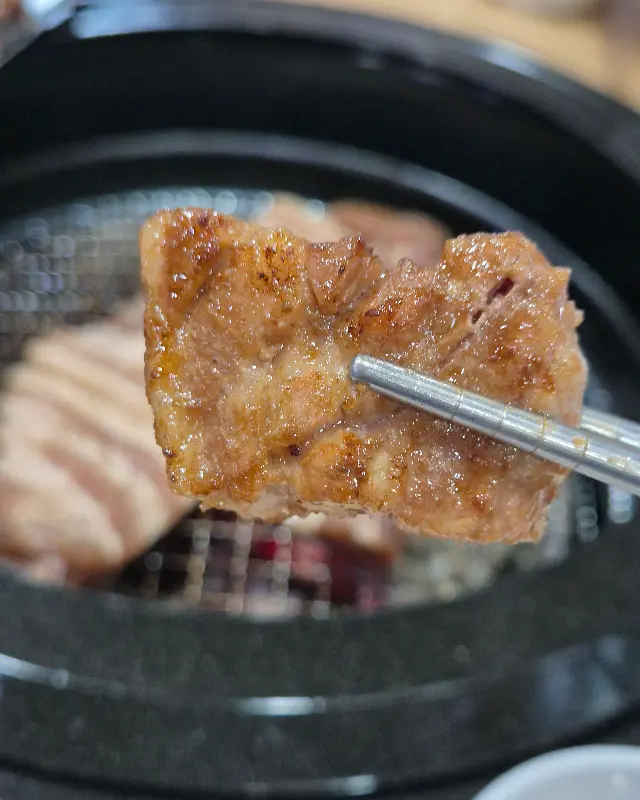 밥 위에 올려진 양념갈비