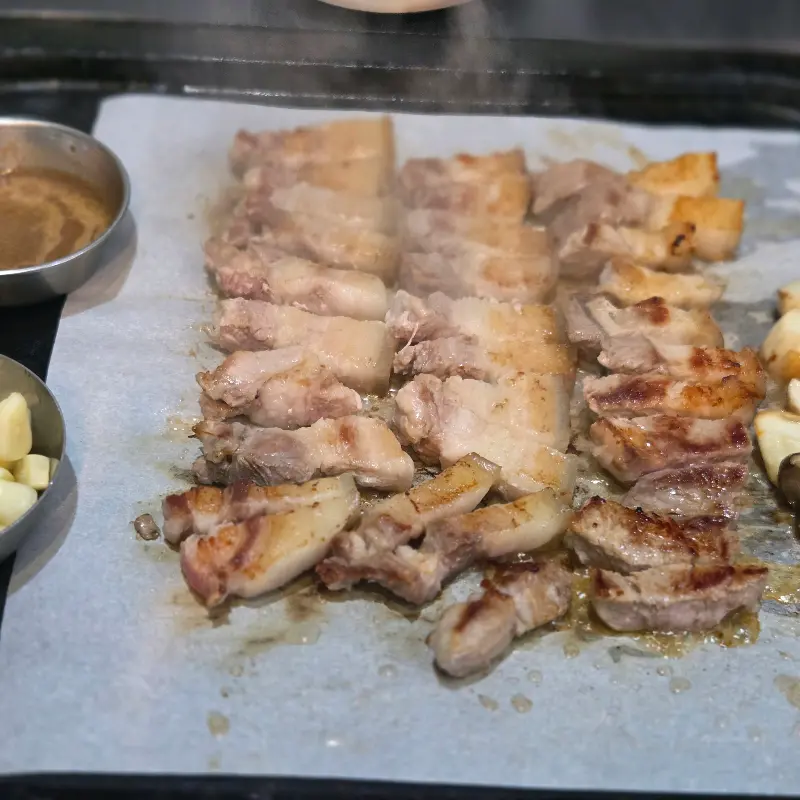 지글지글 익어가는 흑돼지 오겹살