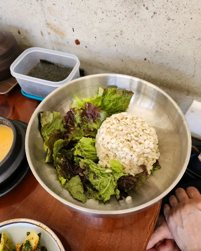 싱싱한 채소가 가득 담긴 보리밥