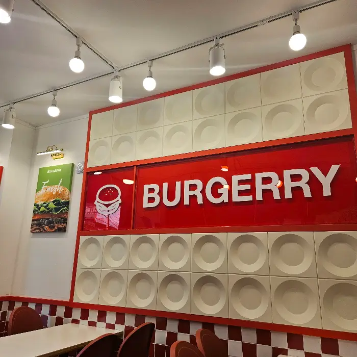 방금 나온 따끈한 햄버거와 감자튀김