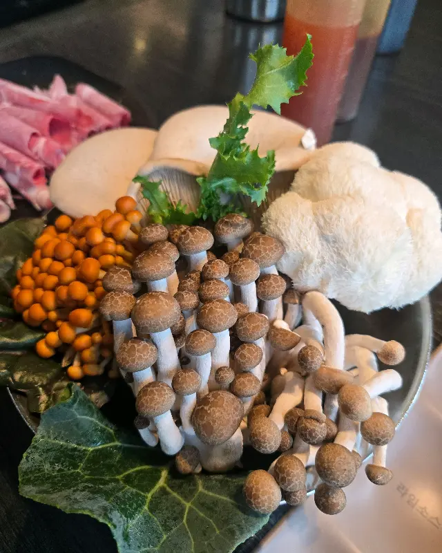 접시에 담겨진 버섯 모듬