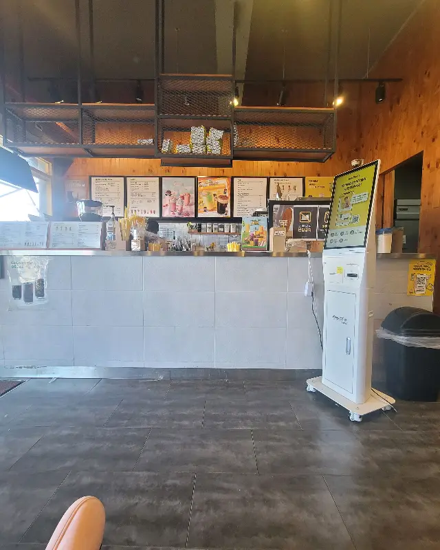 넓고 쾌적한 메가커피 죽림점 내부