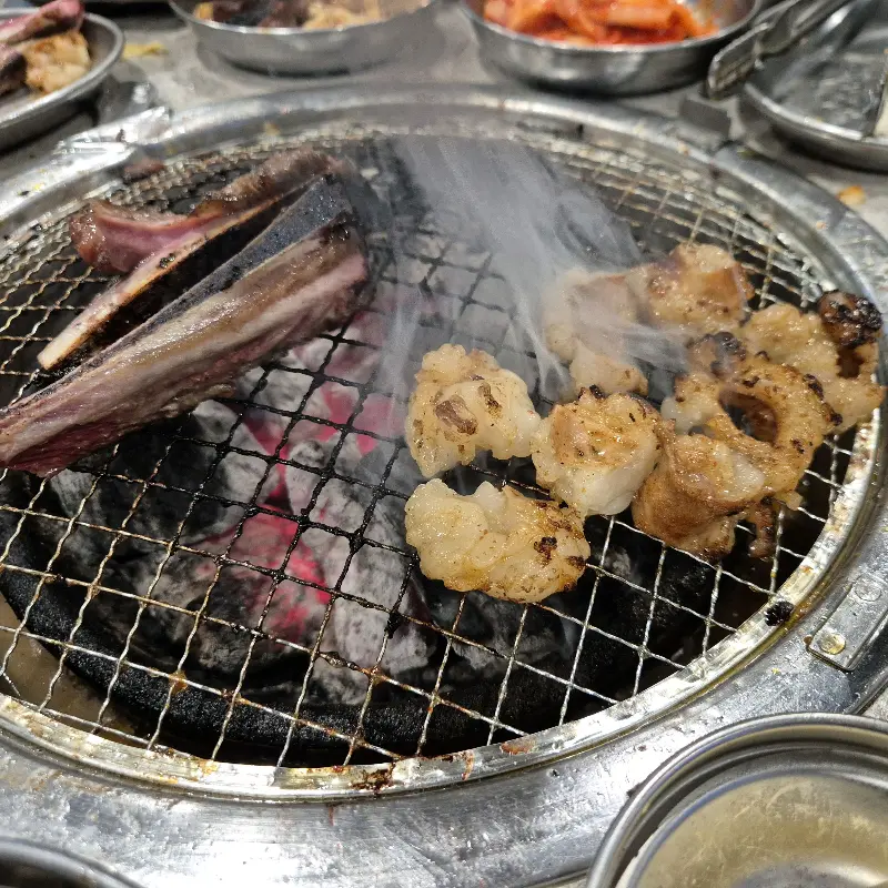 숯불 위 소갈비살과 대창