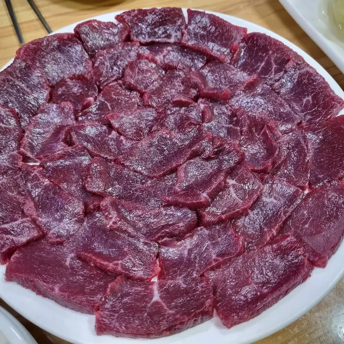 신선한 뭉티기 한 접시