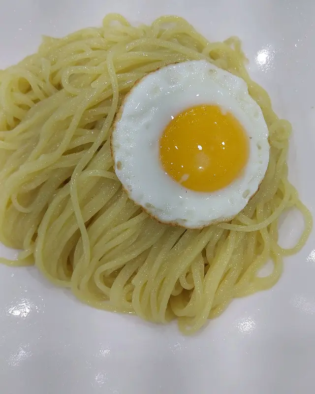 윤기가 흐르는 짜장면과 계란 후라이