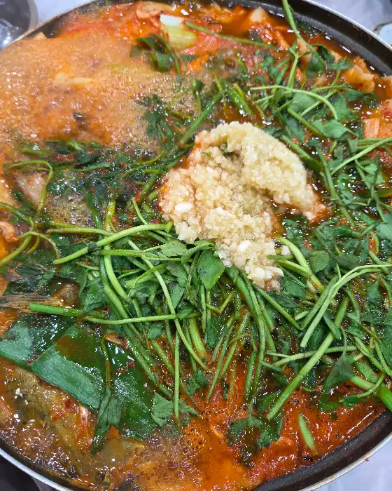 매운탕 냄비에 듬뿍 들어간 민물새우와 채소