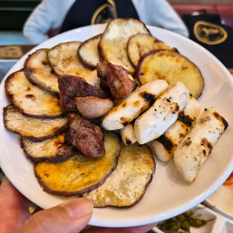 고기와 곁들여 먹는 구운 감자와 떡