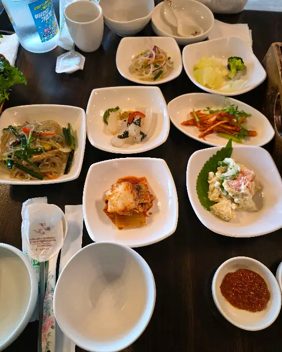 다양한 종류의 밑반찬이 정갈하게 담긴 접시들