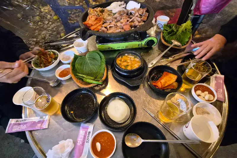 푸짐하게 차려진 테이블