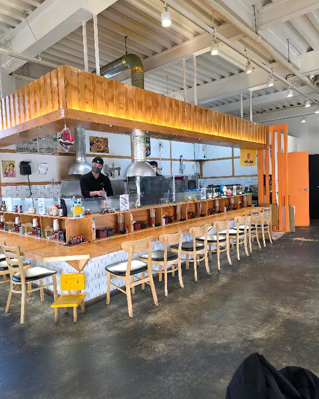 요리하는 모습을 볼 수 있는 주방과 카운터 좌석