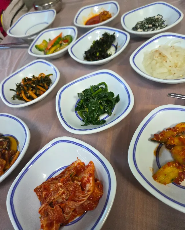 다양한 종류의 밑반찬