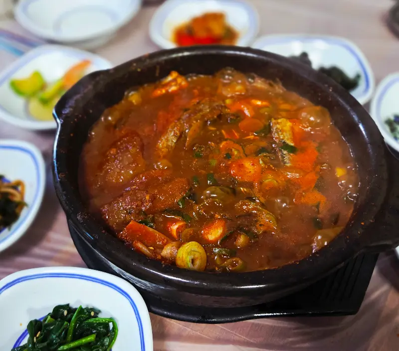 뚝배기에 담겨 보글보글 끓는 갈치조림