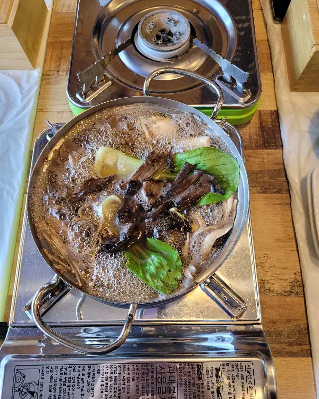 윤기가 좔좔 흐르는 솥밥