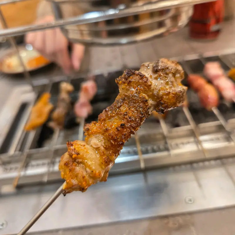 노릇하게 구워진 양꼬치