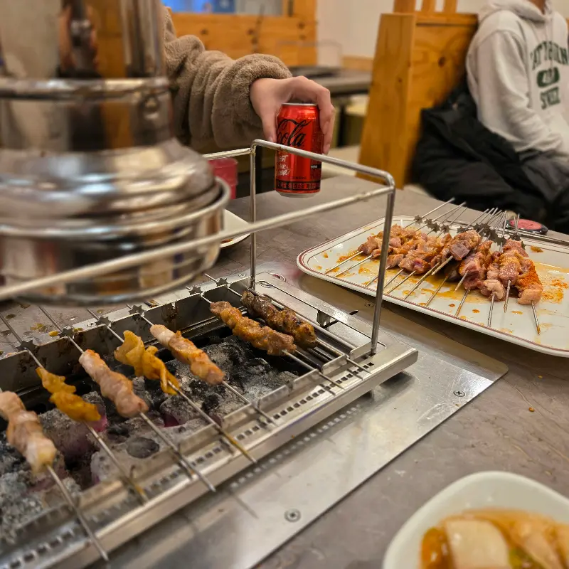 양꼬치를 굽는 모습