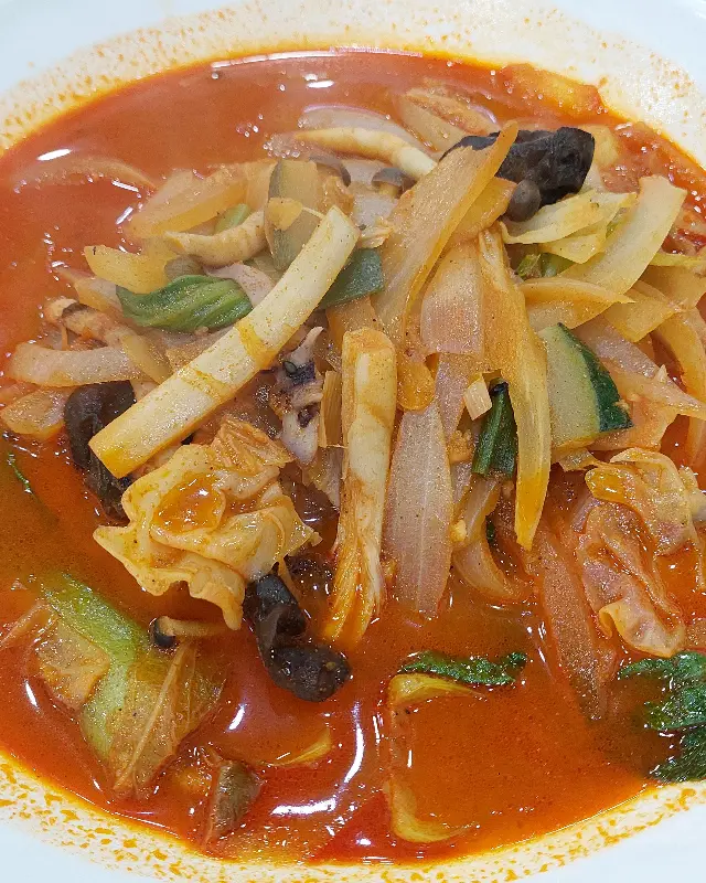 다양한 채소와 해산물이 어우러진 짬뽕