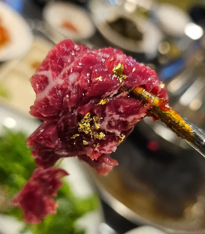 금가루가 뿌려진 고기