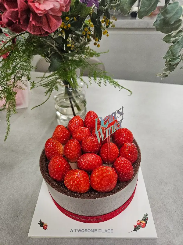 투썸플레이스 딸기 초콜릿 케이크