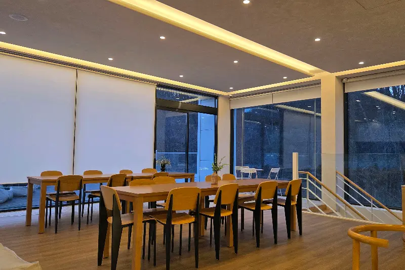 넓은 테이블 공간