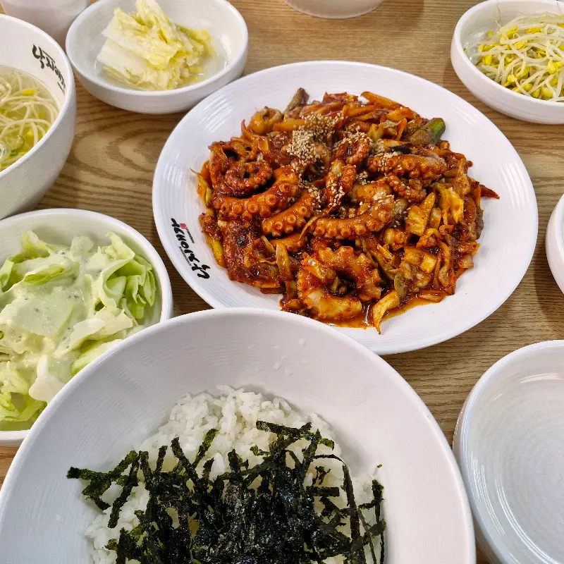 푸짐한 낙지덮밥 한상차림