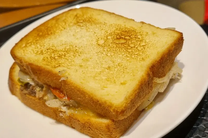 스크럼블 에그 샌드위치