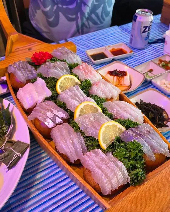 다양하게 구성된 모듬회와 곁들임 찬