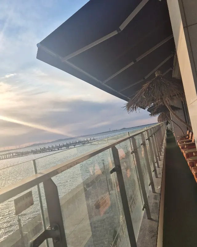 해밀화 카페 외부 테라스에서 보이는 시화호