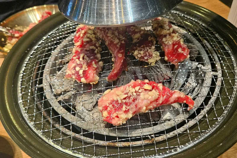 마늘갈비살 굽는 모습