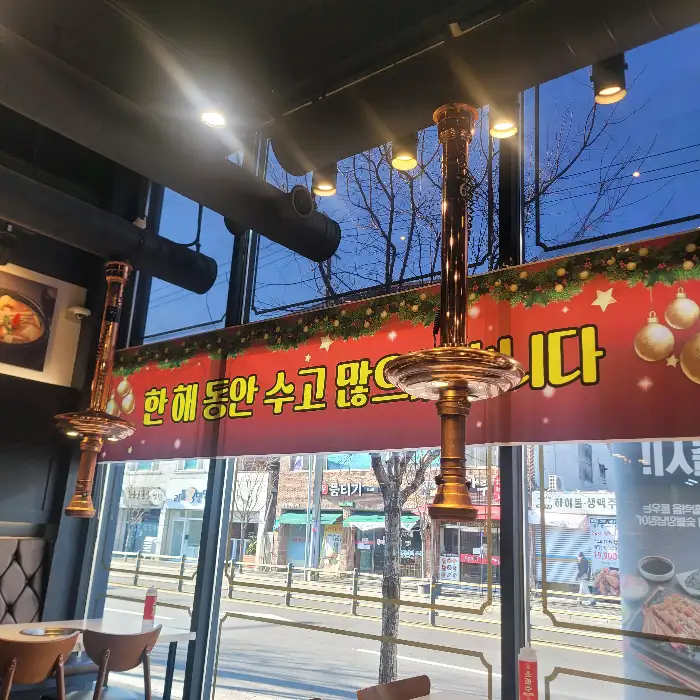 매장 내부의 샹들리에와 장식