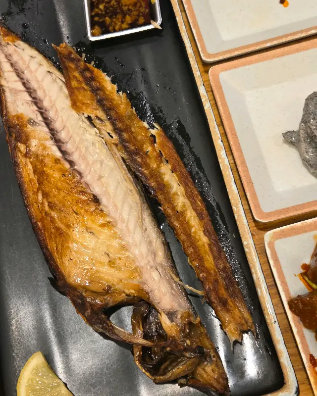 윤기가 흐르는 갓 지은 밥