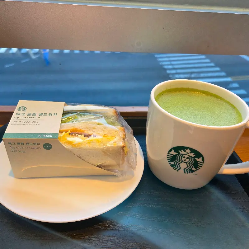 에그&컬리플라워 샌드위치와 말차라떼