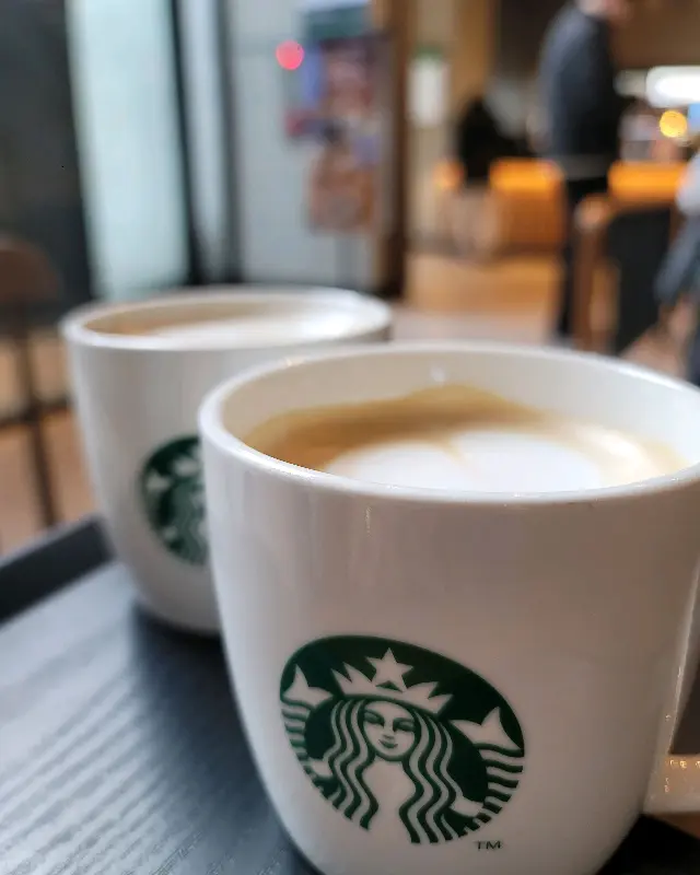 따뜻한 라떼 아트가 돋보이는 카페 라떼