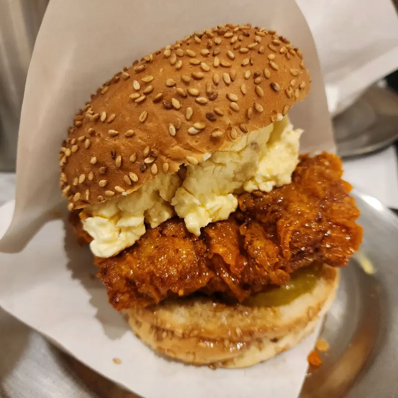 크림 치즈와 매콤한 치킨 패티가 조화로운 버거