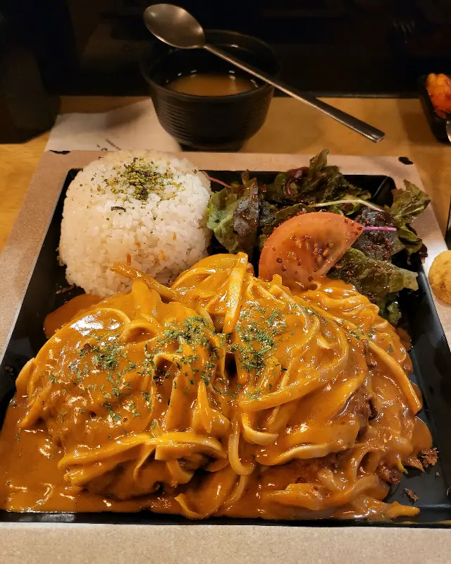 밥, 샐러드와 함께 제공되는 데미그라스 돈까스