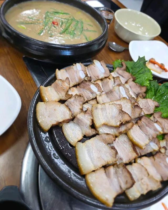 수육과 들깨 메밀 수제비